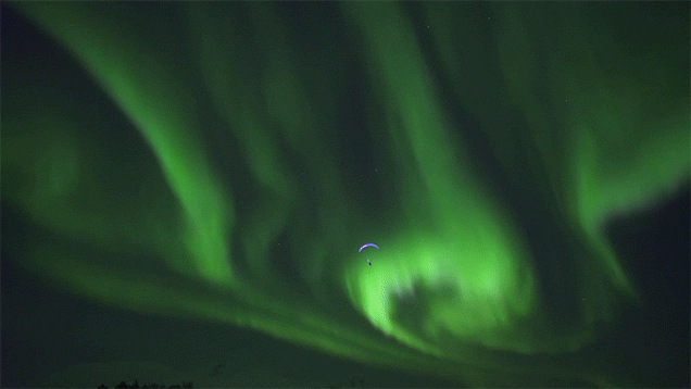 Espectacular video de parapente y de fondo una aurora boreal