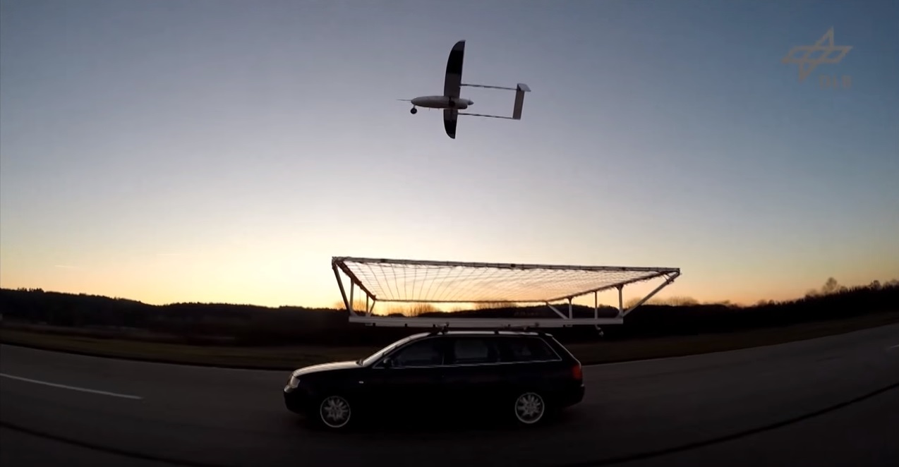 Drone logra aterrizar de forma autónoma sobre un auto en movimiento