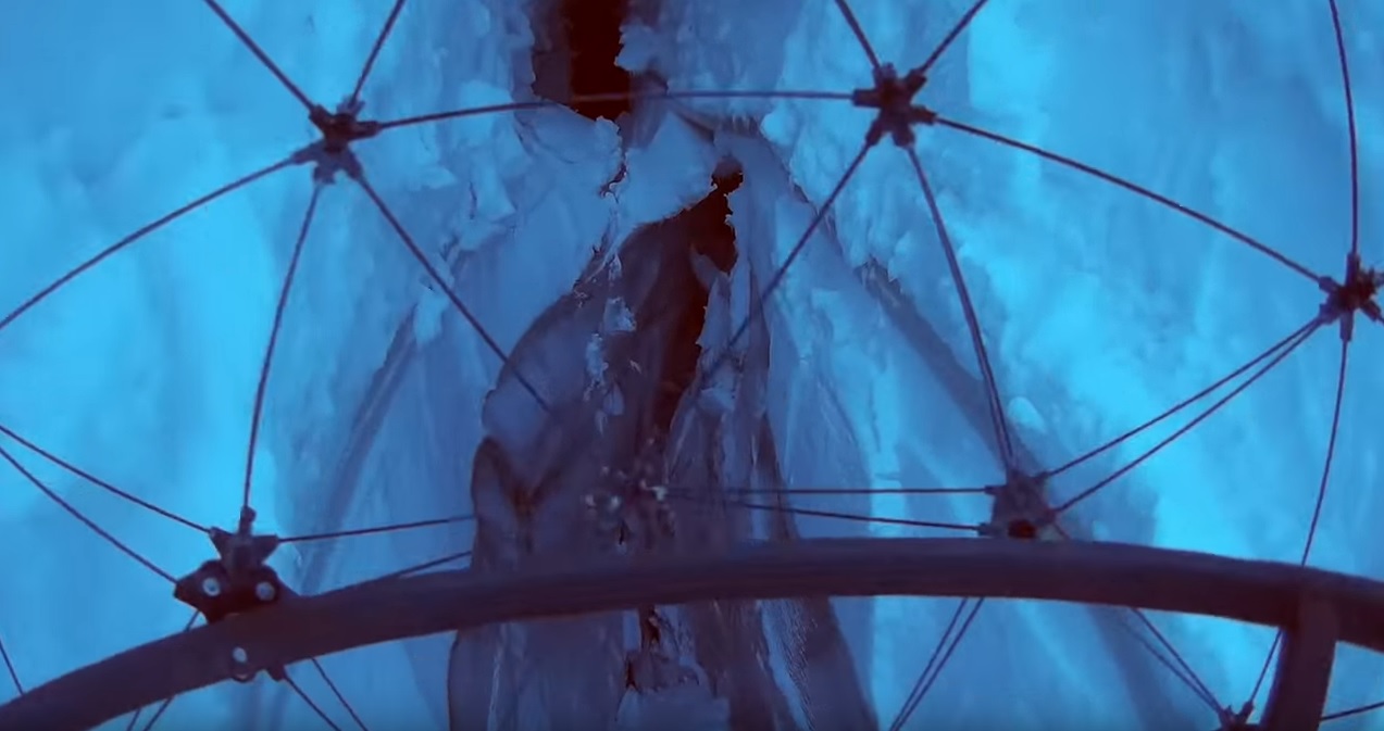 Vuele dentro de un glaciar a través de los ojos de un dron