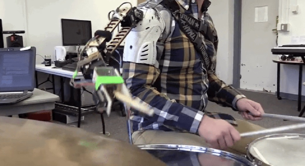 Baterista cyborg con un tercer brazo robótico