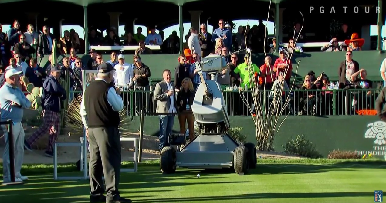 Robot golfista hace hoyo en uno