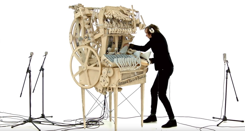 Enorme instrumento musical hecho con 2 mil canicas y una manivela