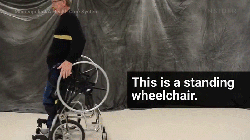 Una silla de ruedas que permite ponerse de pie