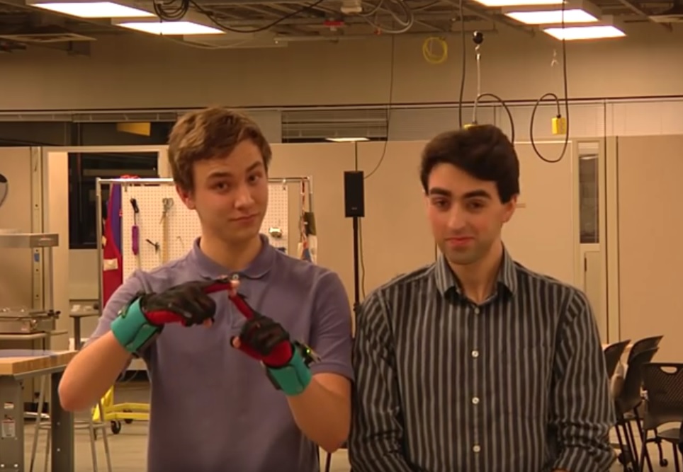 Estudiantes crean guantes que traducen el lenguaje de signos en habla