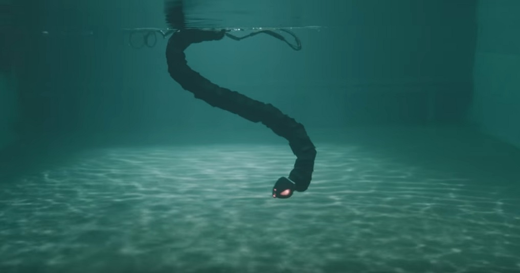 Vea a una serpiente robótica nadar de manera inquietante como si fuera una de verdad