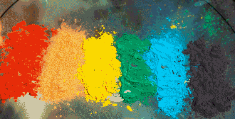 Un tambor con polvo de colores se convierte en un arco iris en cámara lenta