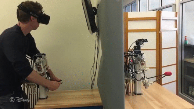 Robot operado por control remoto capaz de enhebrar una aguja