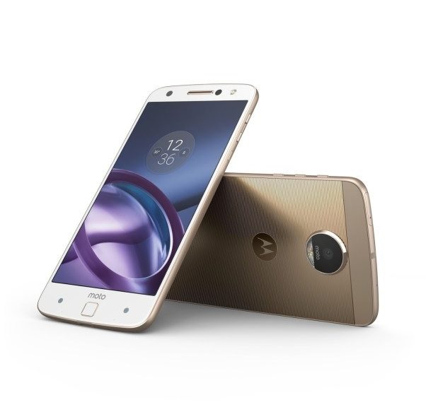 Nuevo smartphone Moto Z con accesorios que se acoplan magnéticamente