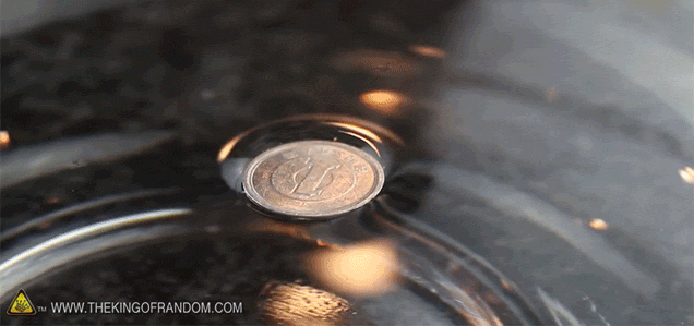 Cómo hacer que las monedas metálicas floten en el agua