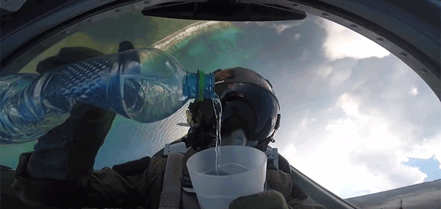 Vea a un piloto servirse un vaso de agua mientras su avión de combate cae en barrena