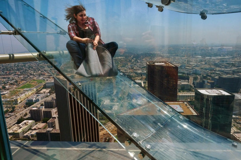 Un rodadero de cristal en lo alto de un rascacielos de Los Ángeles