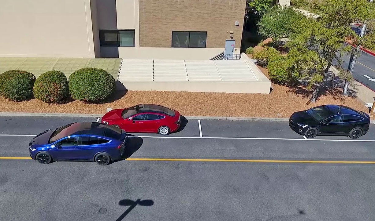 Tesla muestra las capacidades mejoradas de sus automóviles de auto-conducción