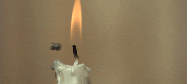 Vea a una bala cortar la llama de una vela en cámara lenta