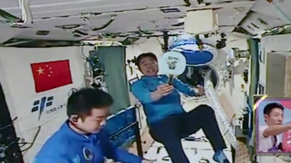Astronauta chino juega al tenis de mesa solo gracias a la gravedad cero