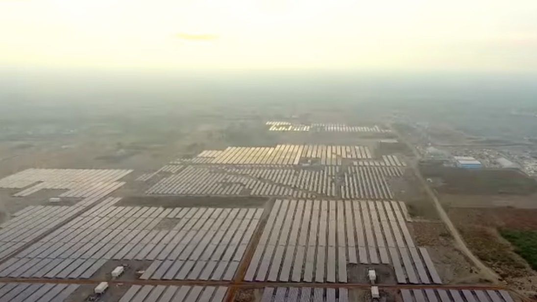 En 8 meses India construyó la planta solar más grande del mundo
