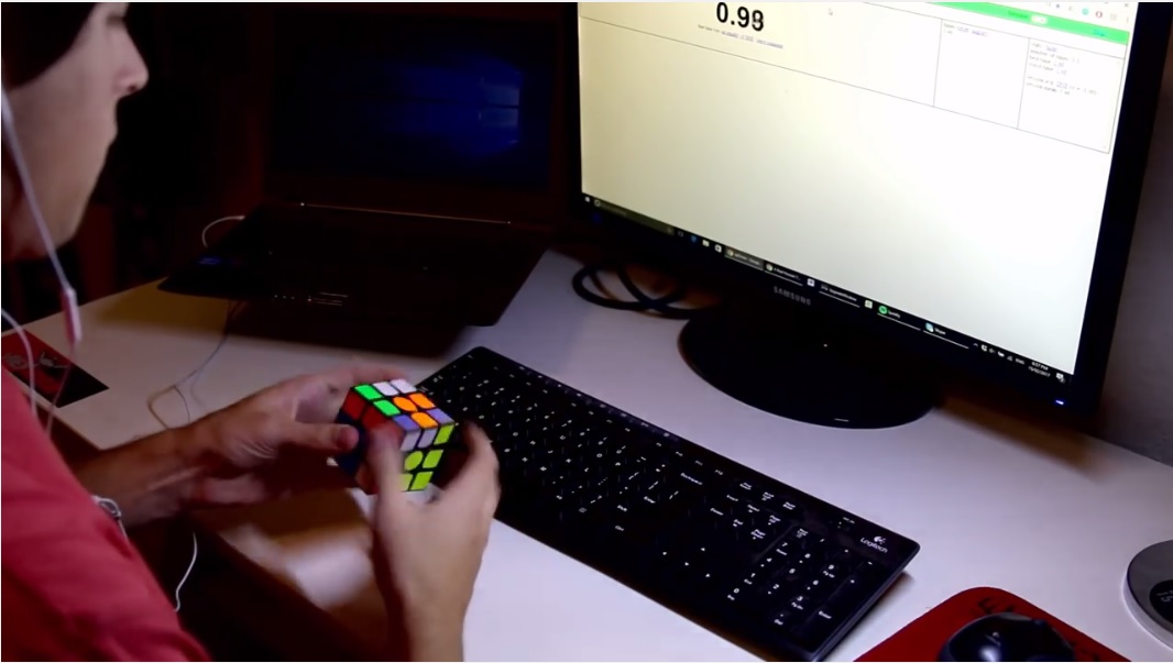 Resuelve un cubo de Rubik en menos de 4 segundos y no es un robot