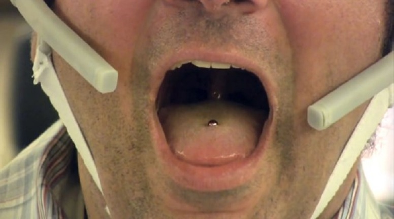Silla de ruedas controlada con sólo la punta de la lengua