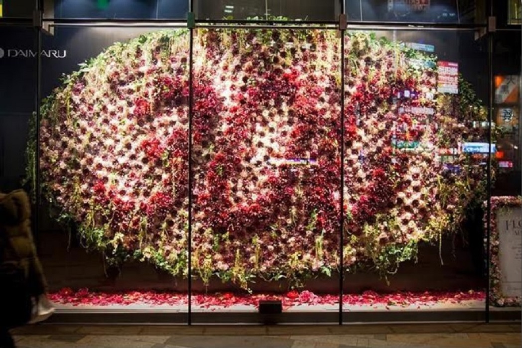 Pared de 3.000 flores registra y refleja sus movimientos