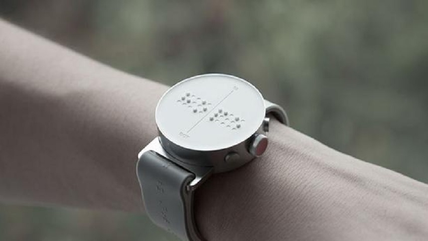 Crean el primer reloj inteligente basado en braille que ayudará a los ciegos