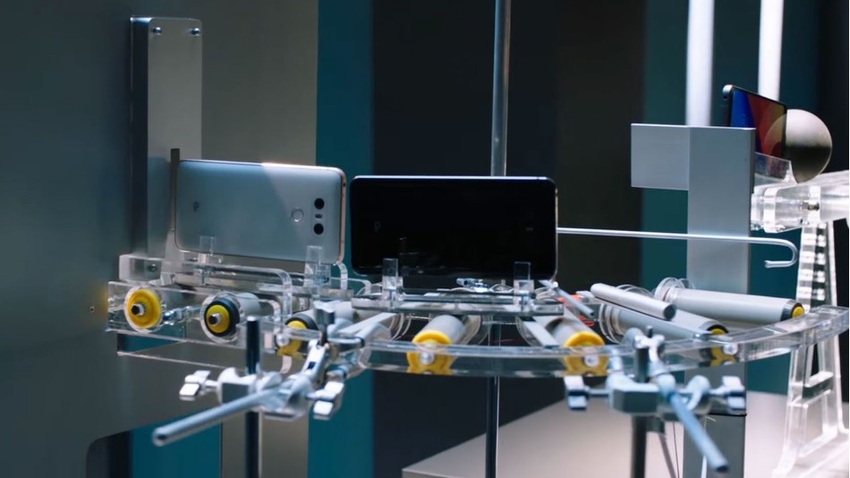 Máquina de Rube Goldberg diseñada para torturar el smartphone LG G6