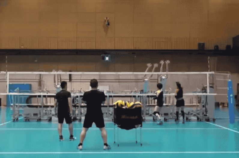 Equipo de voleibol de Japón entrena con robots bloqueadores
