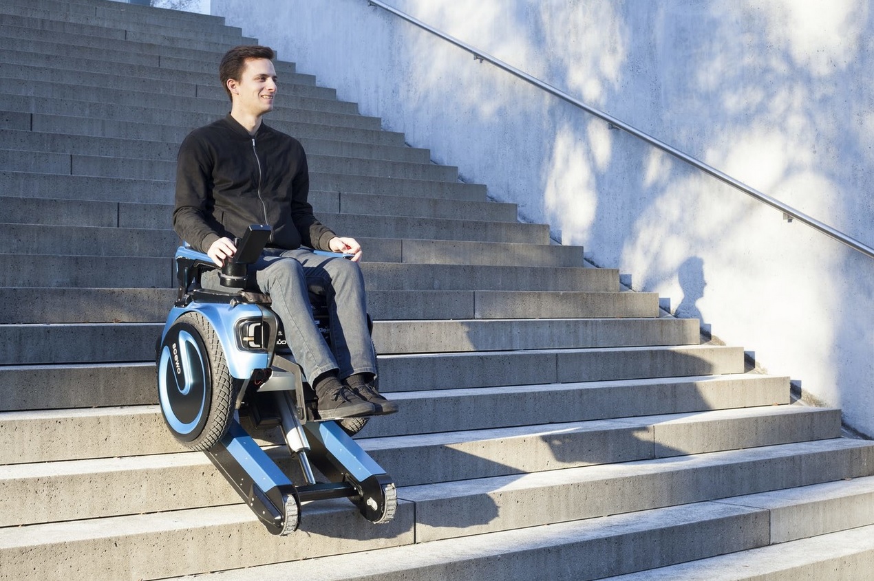 Inventan silla de ruedas para subir escaleras sin asistencia