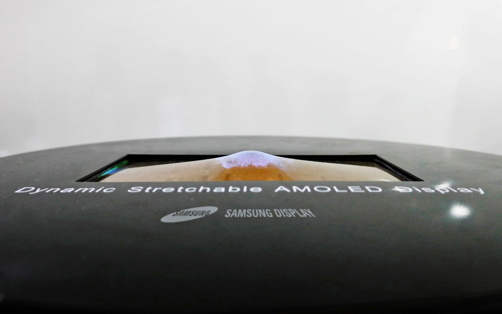 Samsung ya tiene lista su primera y revolucionaria pantalla elástica