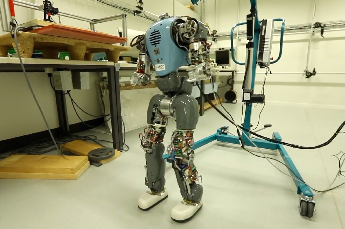 Robots aprenden a caminar naturalmente al comprender sus cuerpos