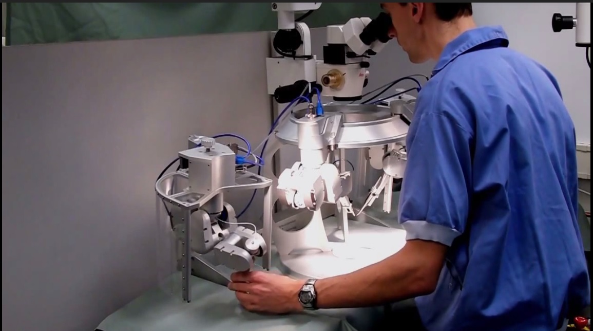Robot controlado por movimiento realiza delicadas microcirugías