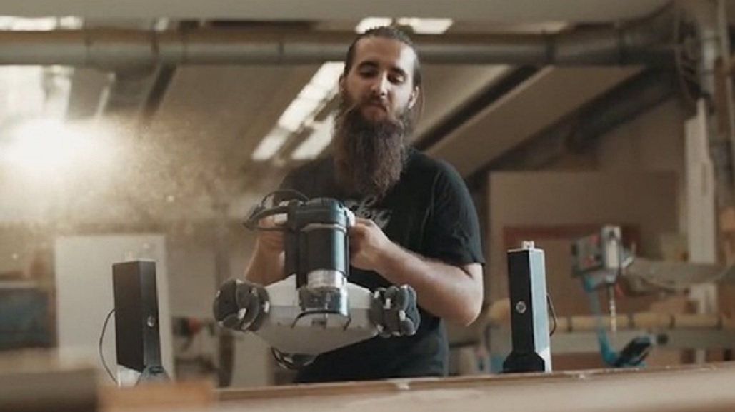 Este carpintero robótico moldea, corta y graba