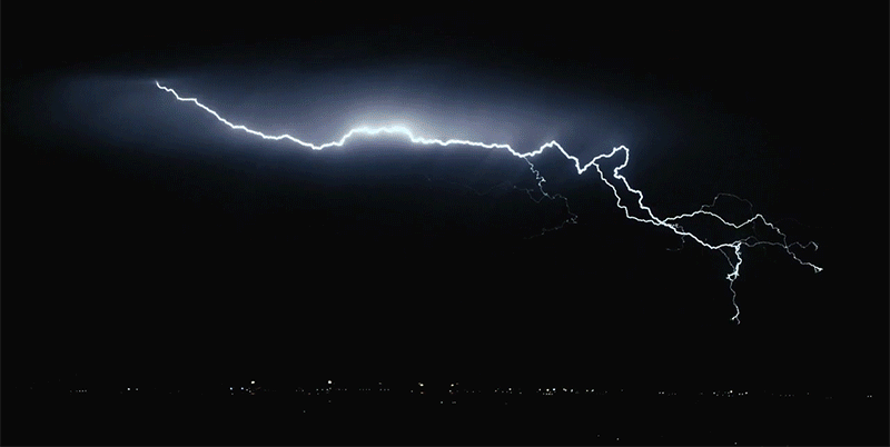 Caza-tormentas captura imágenes de rayos en cámara lenta