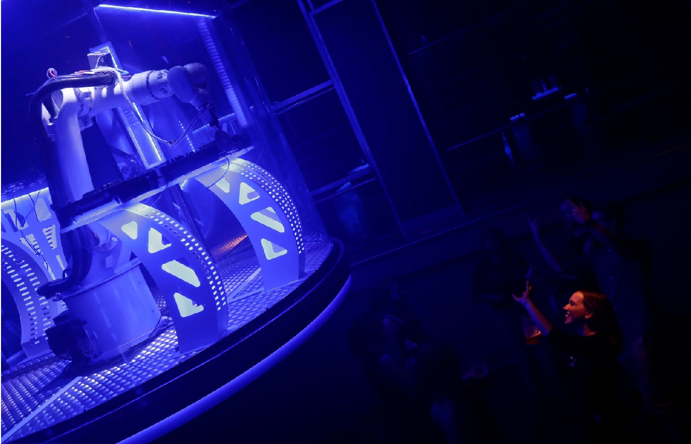 Robot DJ trabaja en un club de Praga