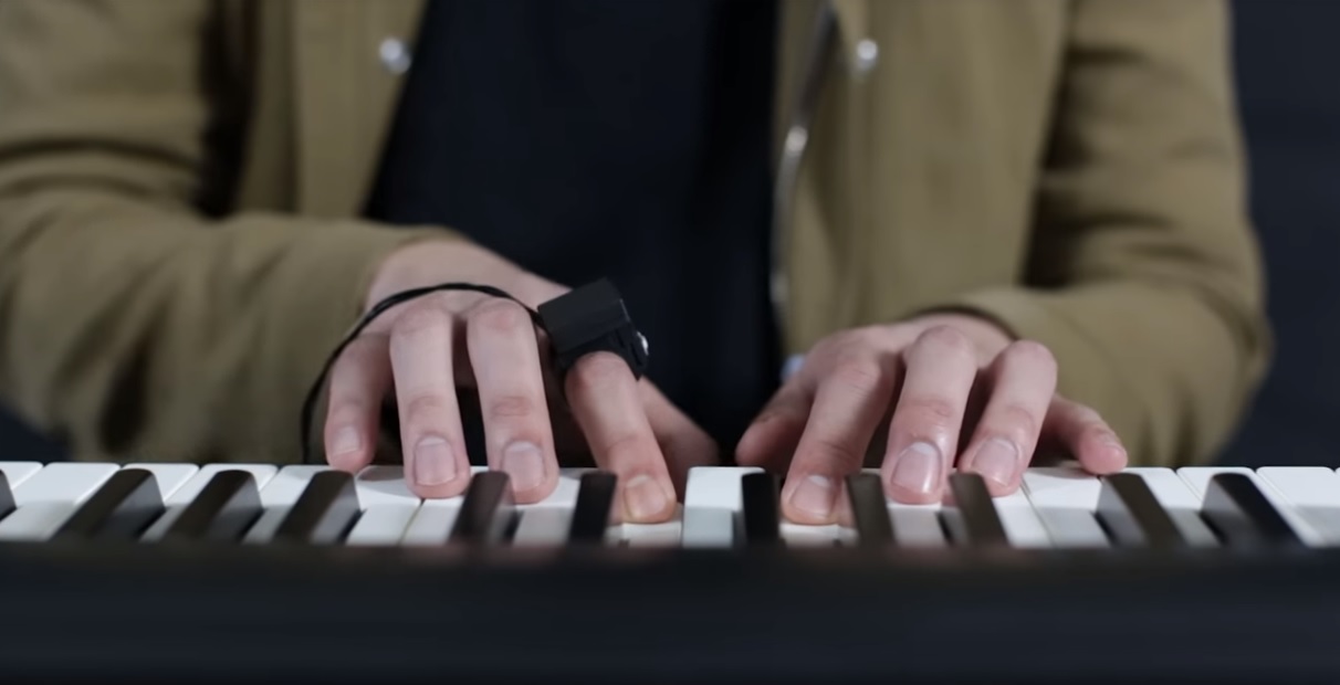 Este anillo convierte sus gestos en efectos musicales