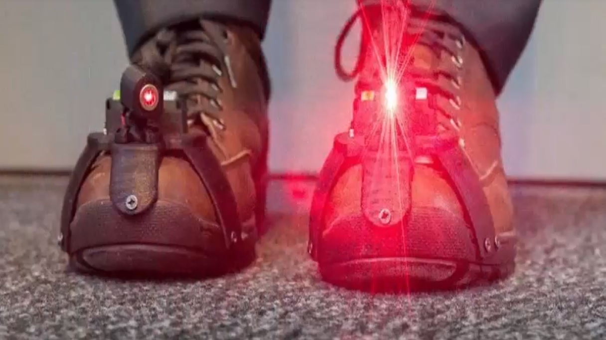 Inventan zapatos láser para ayudar a enfermos de Párkinson