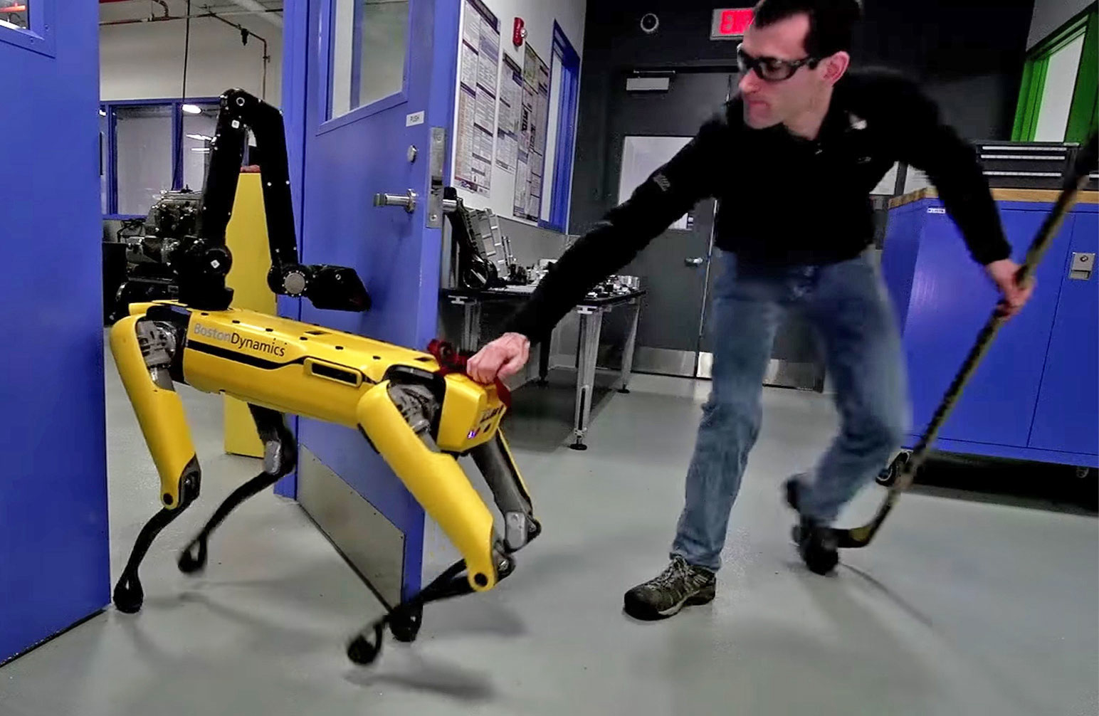 Video pone a prueba la frustración y fuerza del perro-robot de Boston Dynamics