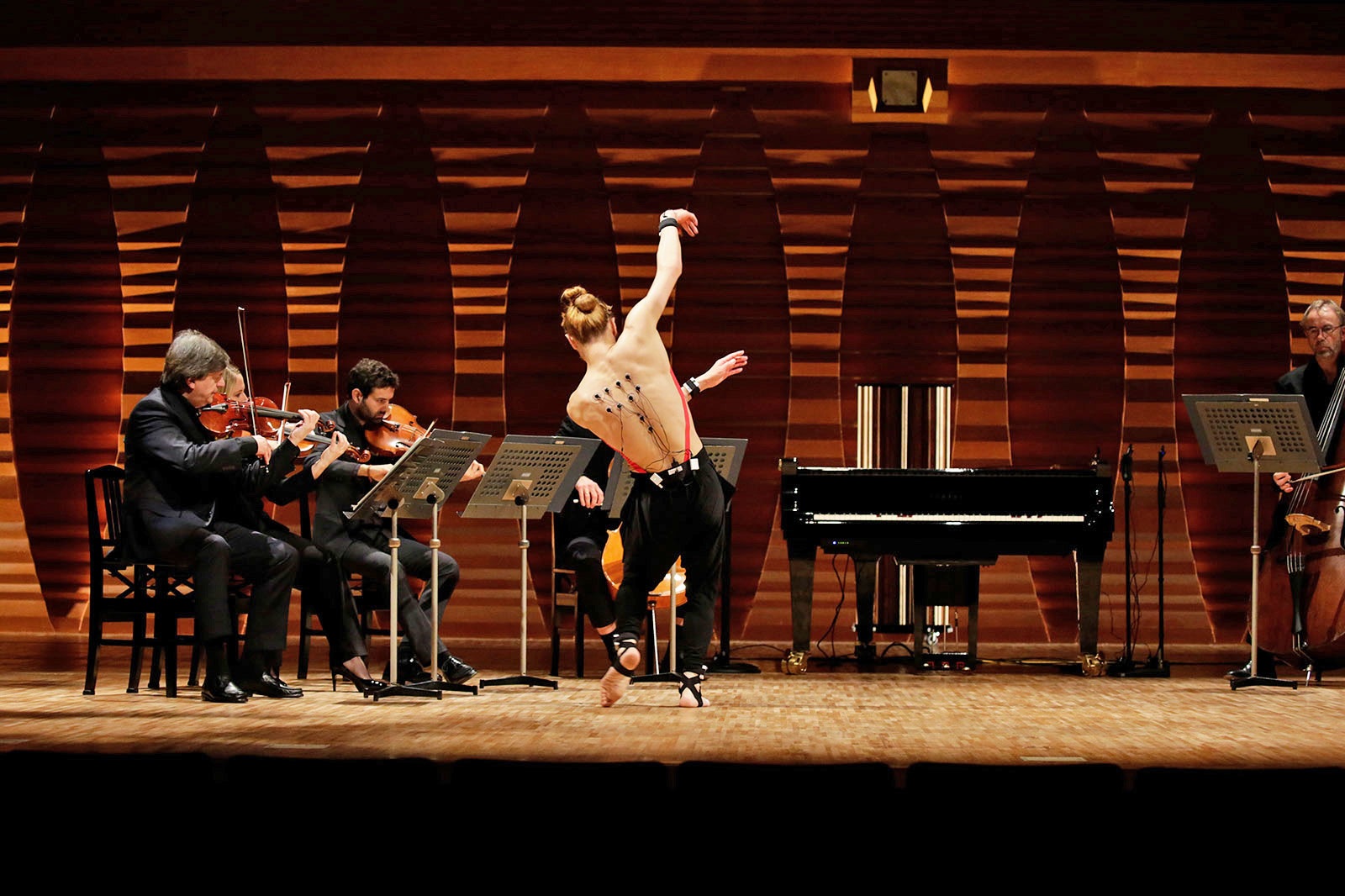 Inteligencia artificial de Yamaha transforma a un bailarín en pianista