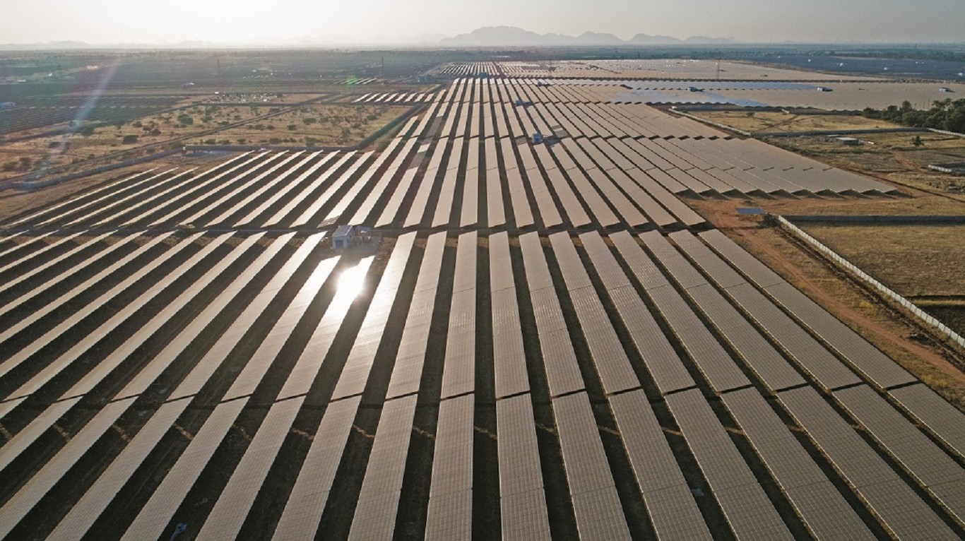 Con una capacidad de 2.000 MW, la que será la planta solar más grande del mundo inicia operaciones en India