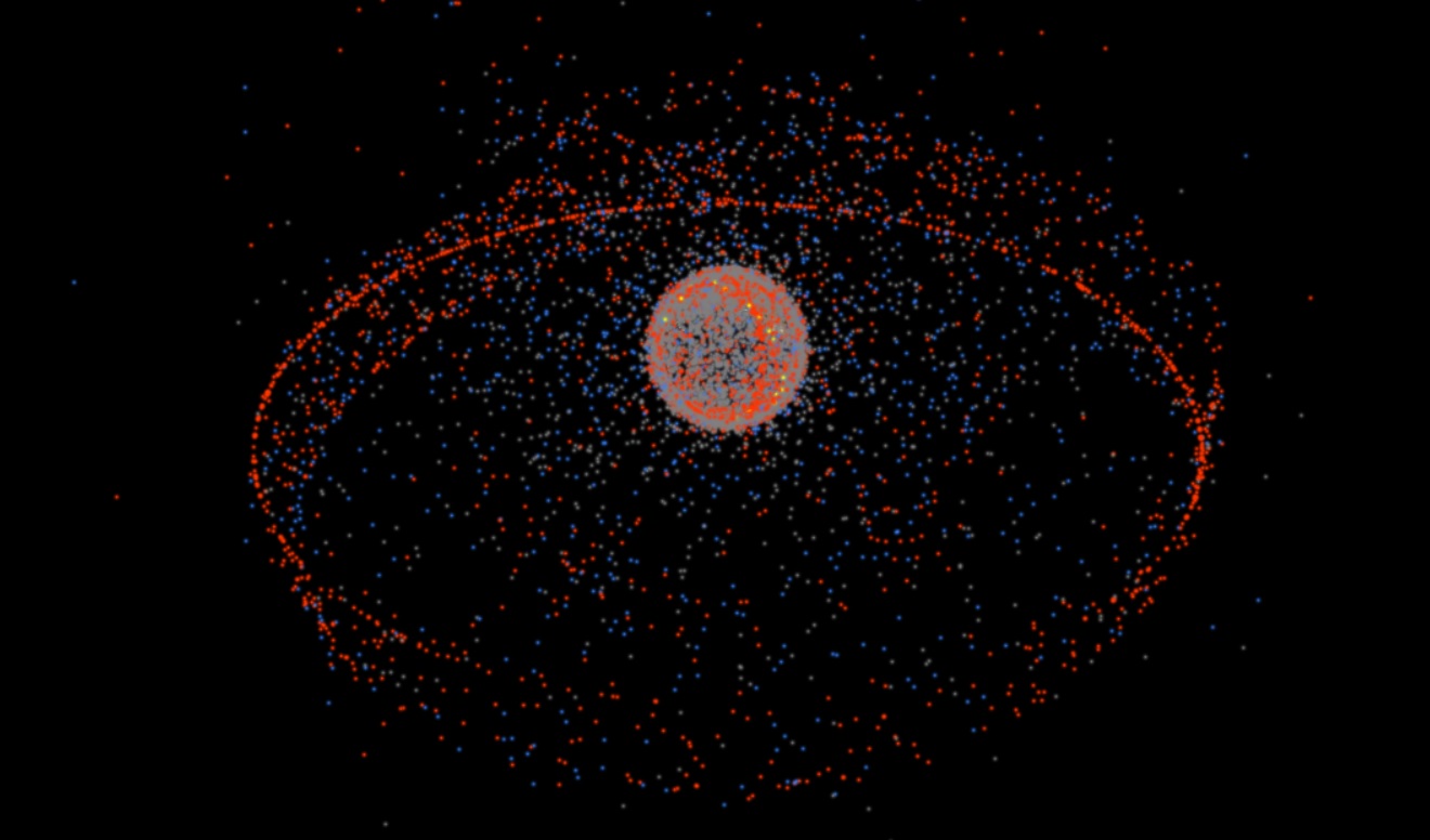 Mire todos los satélites y basura espacial que orbitan nuestro planeta