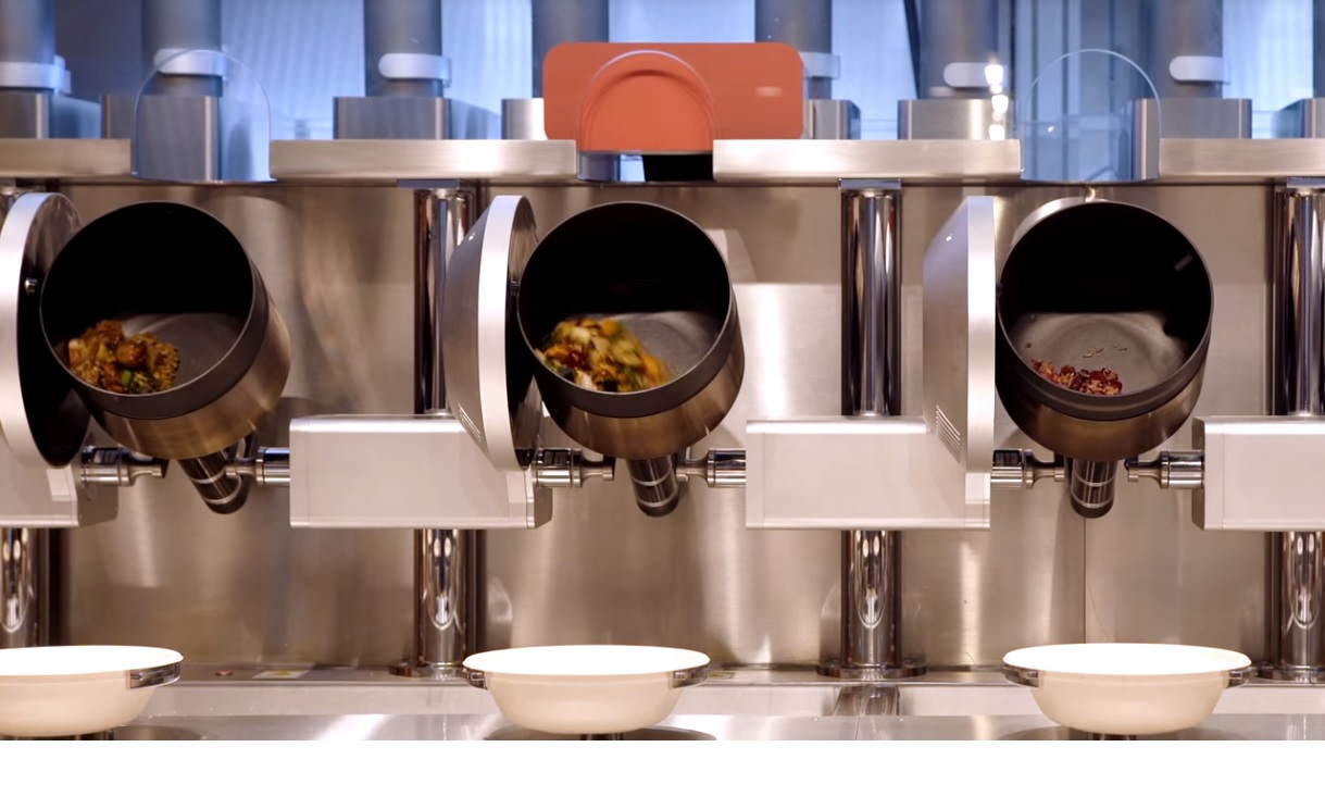 Abren restaurante semi automatizado donde los robots han sustituido a los chefs