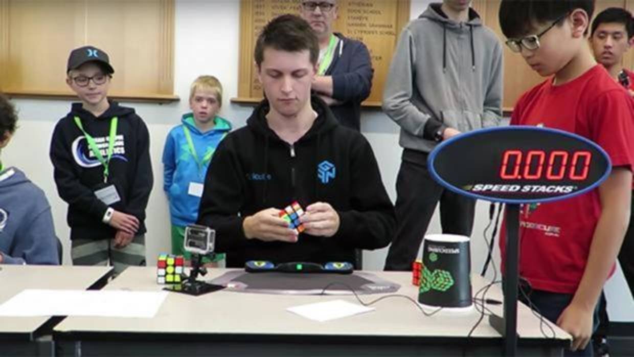 Pulverizan récord mundial del cubo de Rubik: resuelto en 4,22 segundos