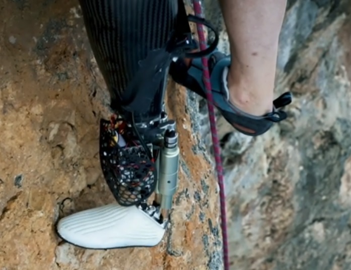 En el MIT han creado el primer escalador de roca cyborg