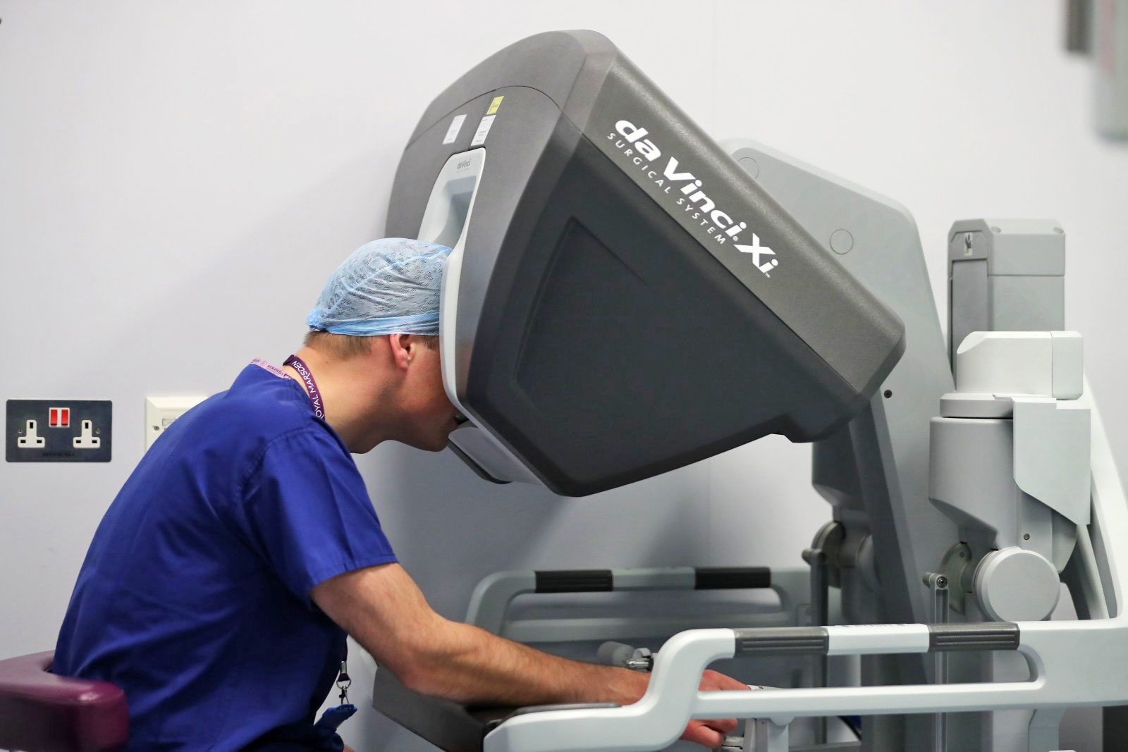 Médicos realizan primera cirugía espinal asistida por un robot