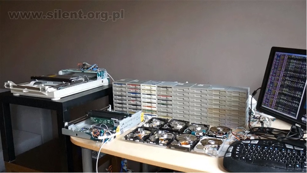 Componentes antiguos de computador interpretan el tema de la serie de tv Airwolf