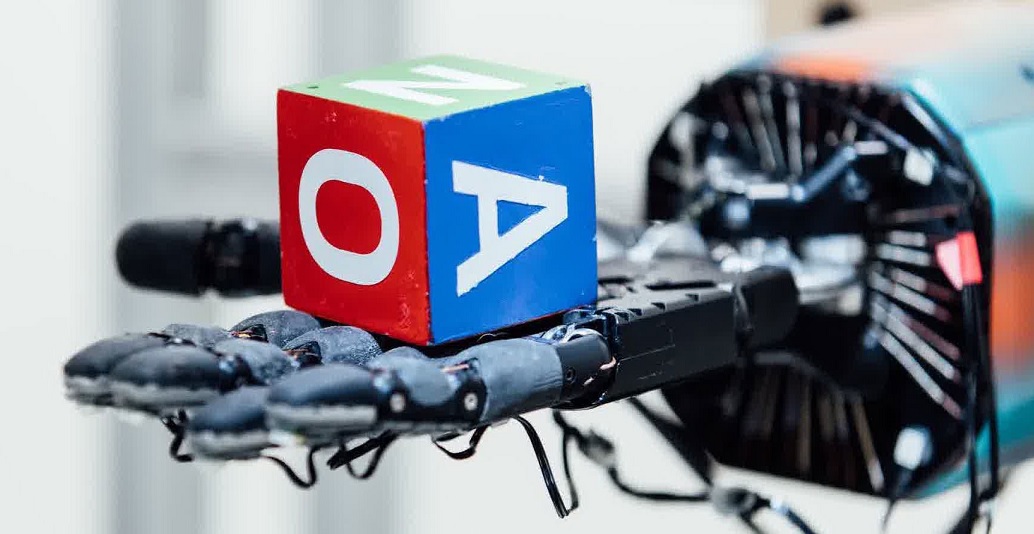 Inteligencia artificial imita a los humanos para mejorar la destreza de una mano robótica