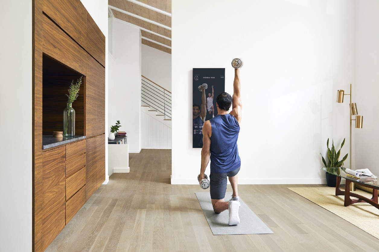 Un espejo inteligente da clases de ejercicios en vivo en su hogar