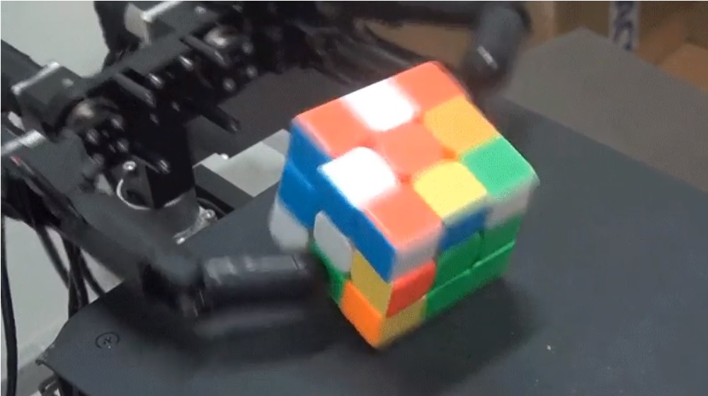 Robot resuelve el cubo de Rubik con sus dedos y su sistema de visión de alta velocidad