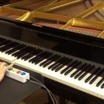 Interfase con inteligencia artificial que le permite tocar piano con solo 8 botones