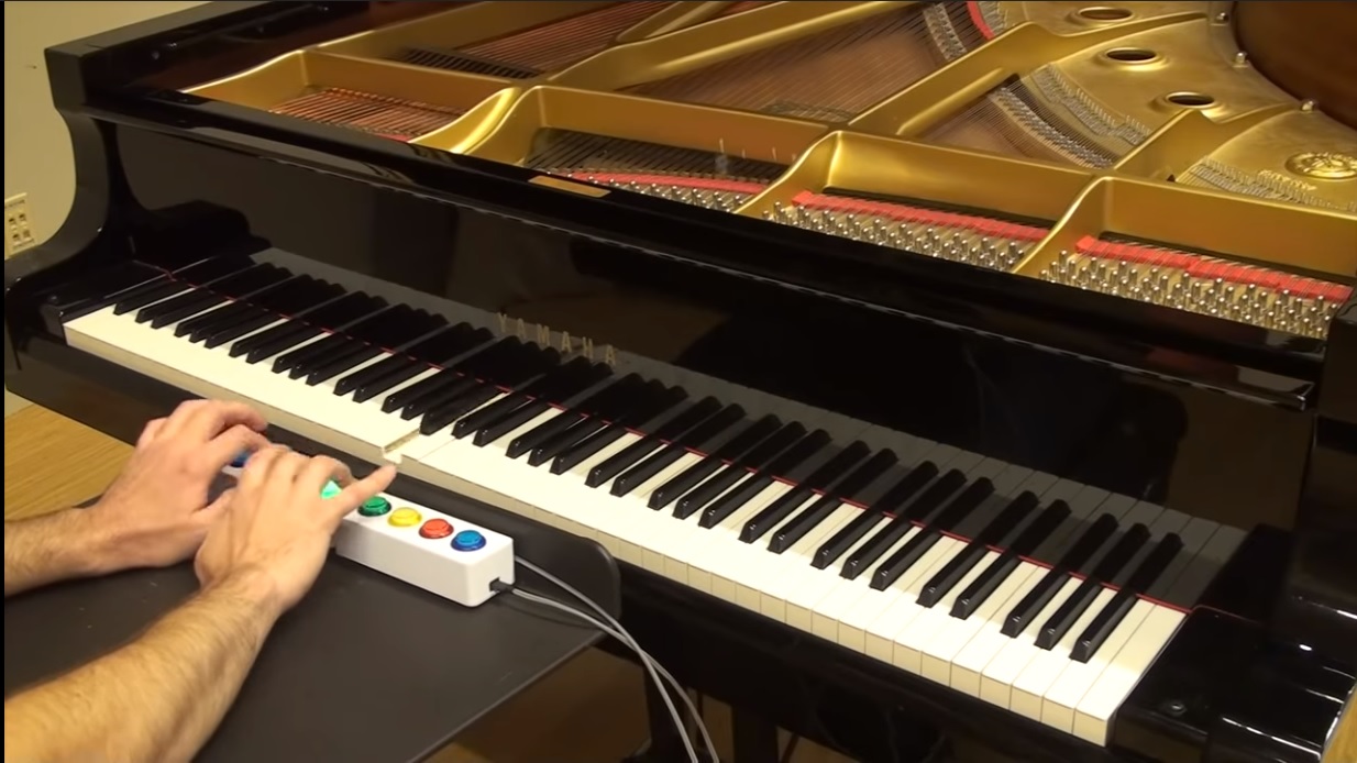 Interfase con inteligencia artificial que le permite tocar piano con solo 8 botones