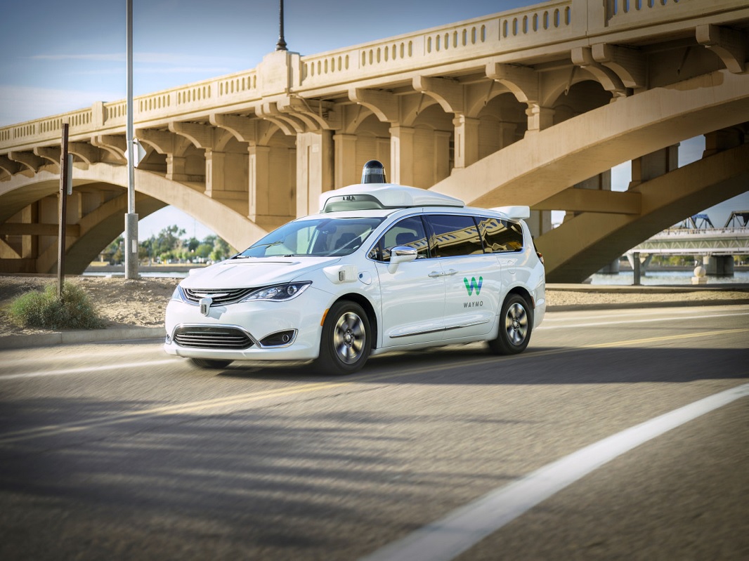 Waymo lanza su primer servicio comercial de carros con auto conducción