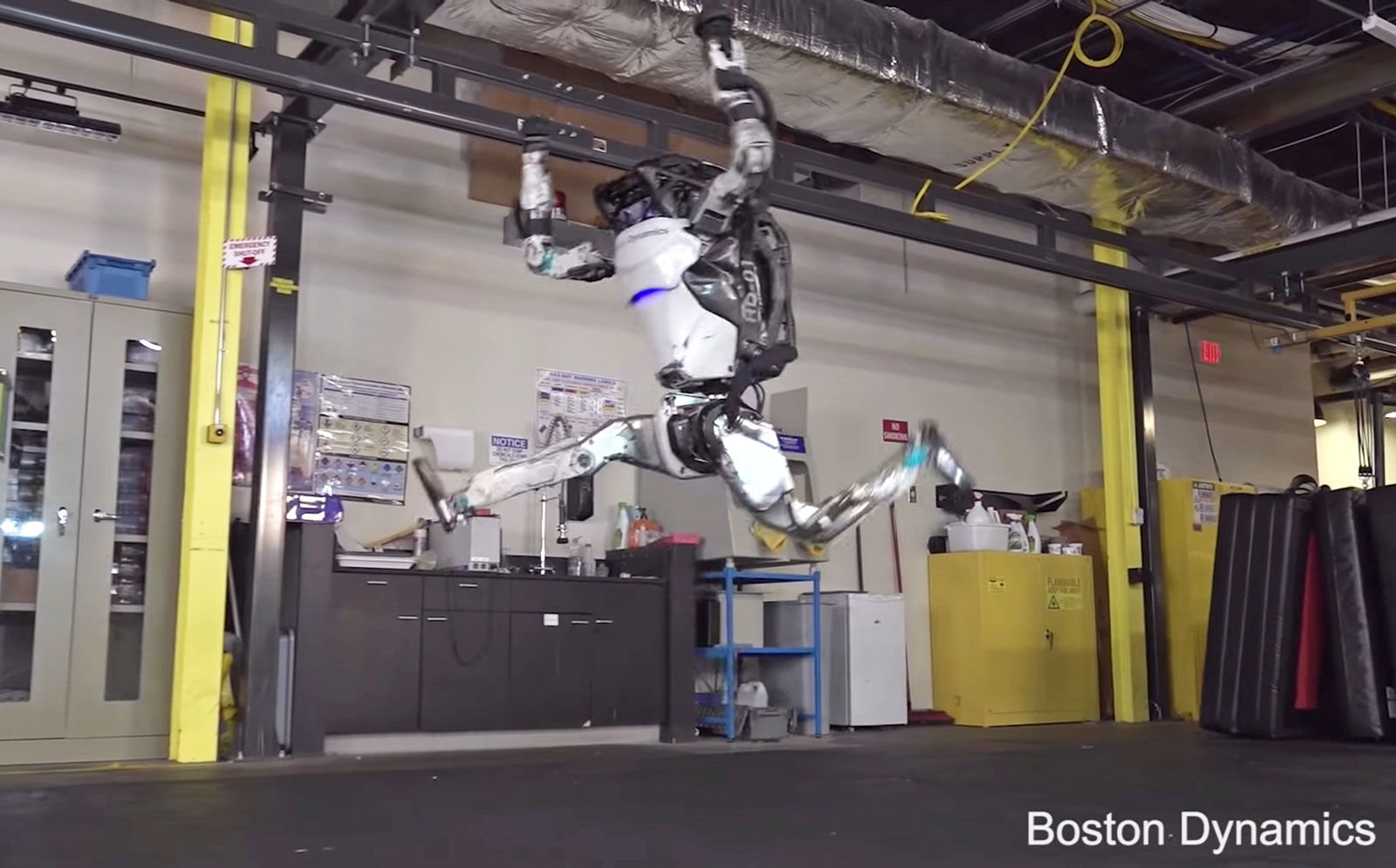 El robot Atlas de Boston Dynamics ahora es gimnasta